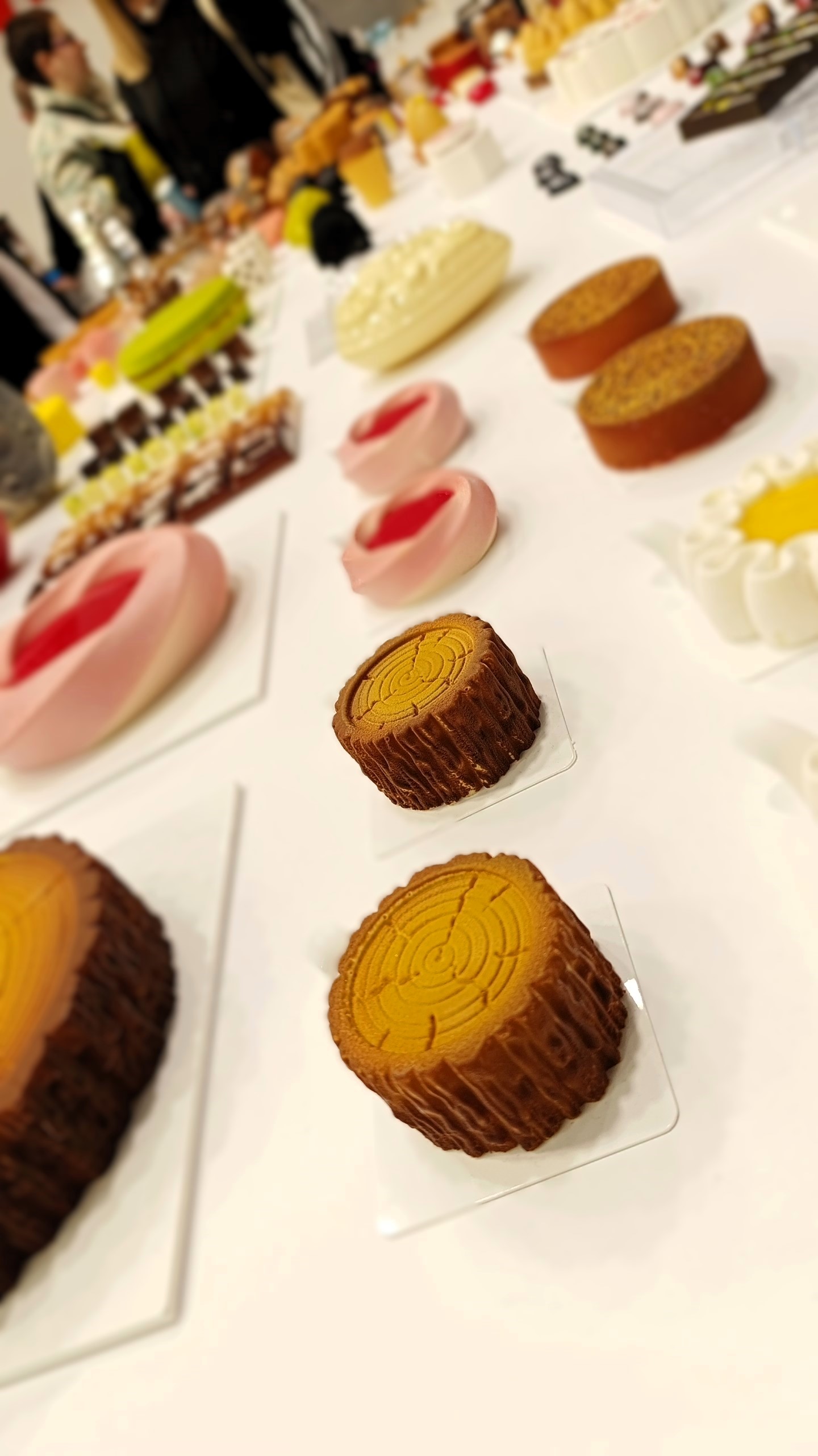 Pâtisseries gourmets présentées sur une table à la Biennale SIRHA de Lyon.