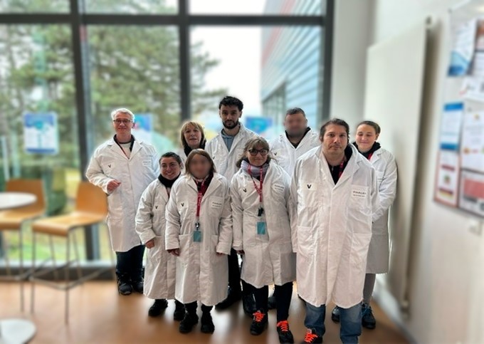 6 travailleurs ESAT et 3 moniteurs posent dans une salle de l'entreprise THALES de St Héand.