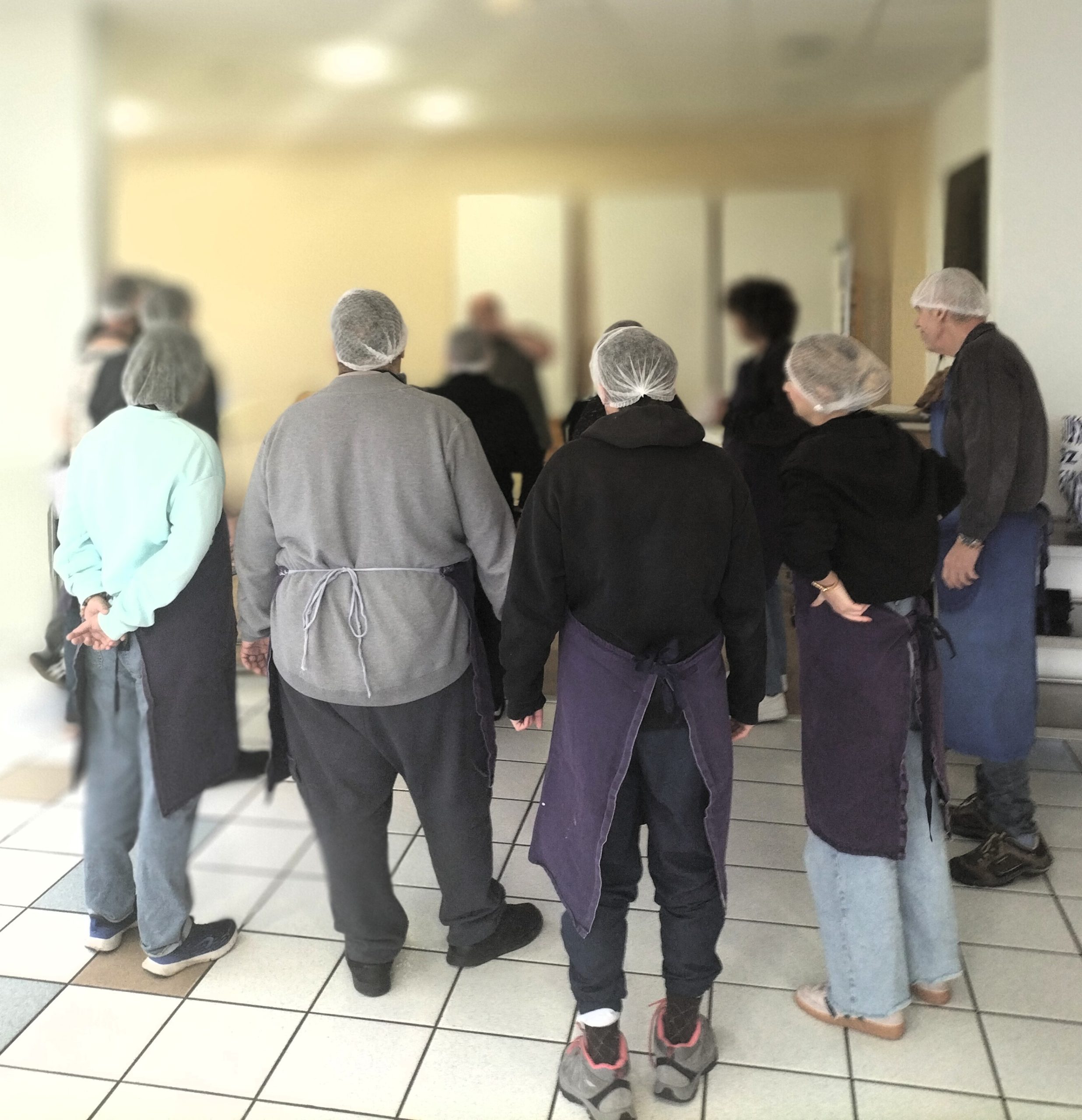 Groupe des participants qui écoutent les instructions du formateur.